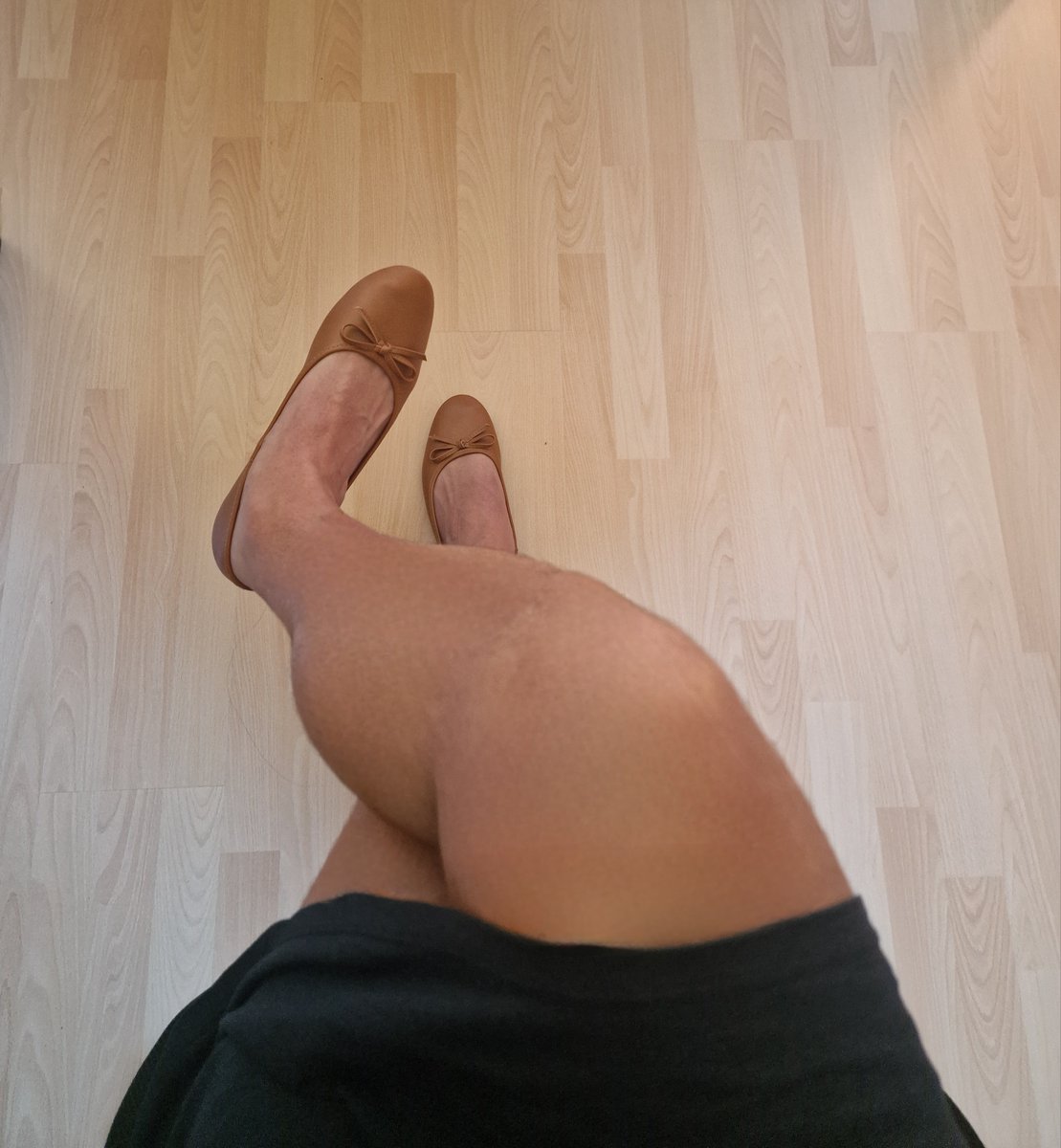 Pas mes jambes cette fois 😉
En robe et ballerines, il les porte bien, non ? 😏
Dis-moi si tu veux en voir plus…

#LundiGambettes #Crossdressing #NSFW #KinkyCouple

<a href="/OrgasmicGroup/">Virtual Orgasmic Group 22k 🔞</a>
<a href="/PartageDefiHot/">PartageDéfiHot</a>
<a href="/VirtuAss/">VirtuaOFF 🍑✨</a> 
<a href="/Body_Art_be_fr/">Sex and Body Art 😏</a>