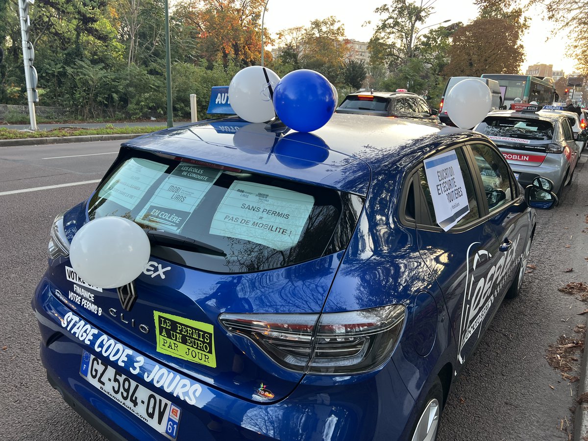 France3Paris's tweet photo. Manifestation des auto-écoles "en colÚre" : des opérations escargots avec plusieurs centaines de voitures mobilisées à Paris
https://t.co/2EQNy9HVWX
#Paris #autoecole https://t.co/OSpzYWe7TJ