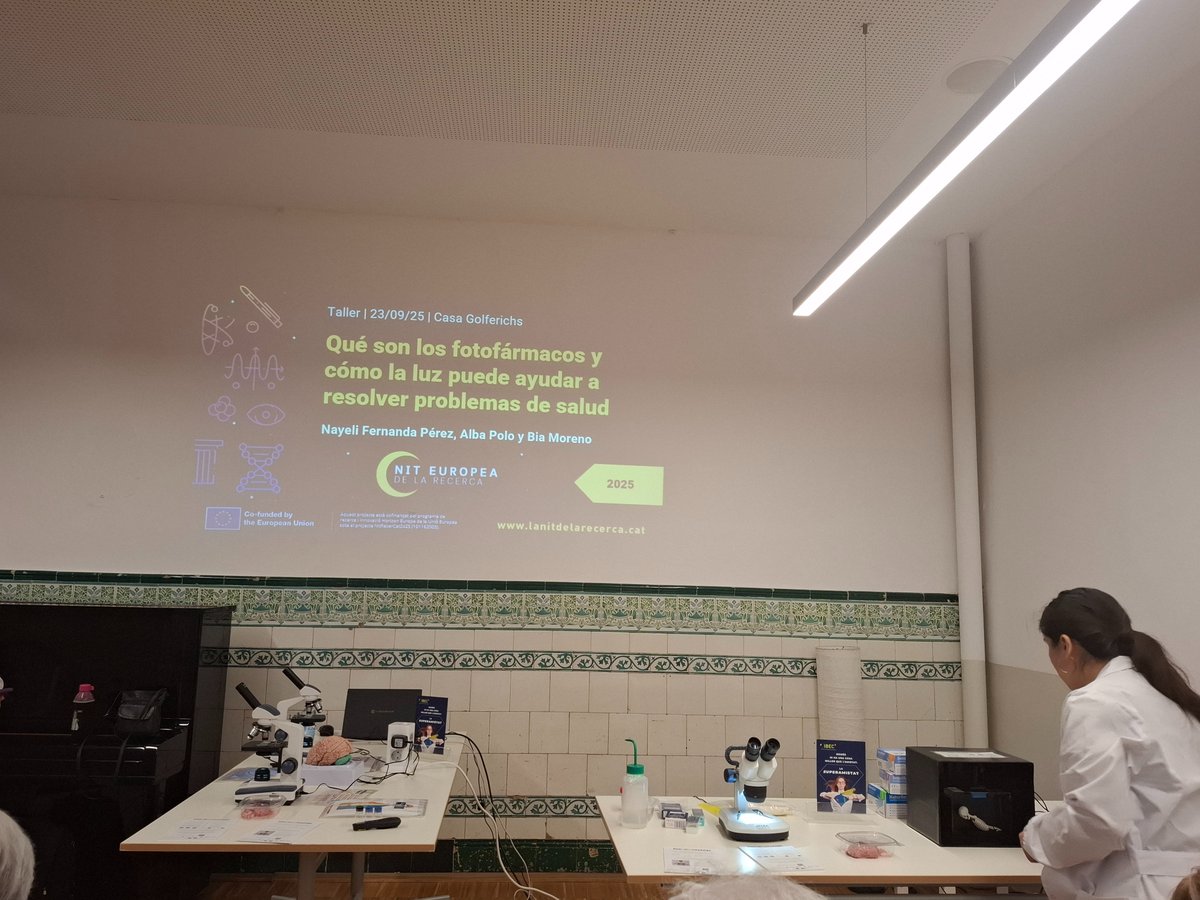 MartaFdezJurjo's tweet image. Activitat de divulgació científica de La Nit de la recerca. Centre cívic Casa Golferichs. @BiaMoreno_G @PHOTOTHERAPORT
@IBECBarcelona #Fotofàrmacs: ens prenem un medicament en forma inactiva, il·luminem el lloc on necessitem el seu efecte i el medicament es torna actiu localment.
