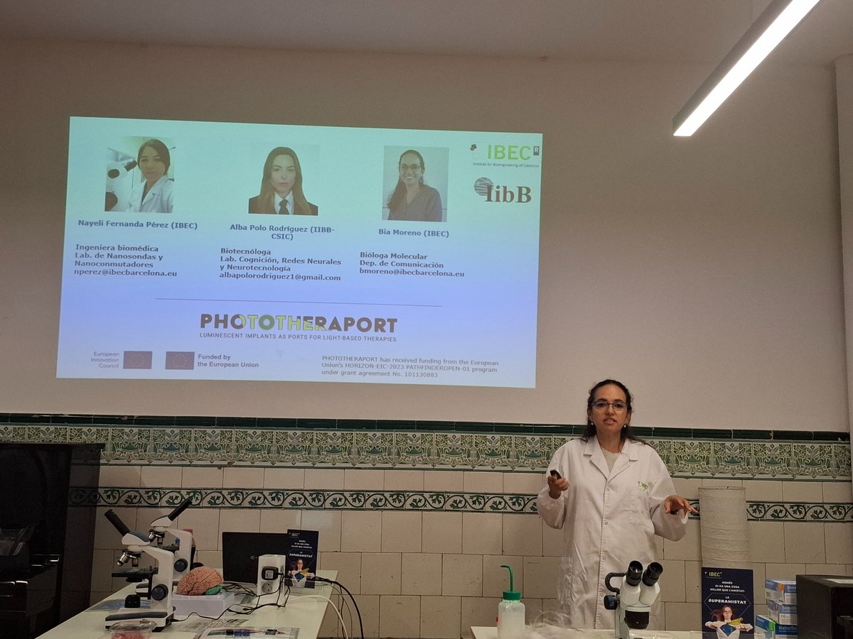 MartaFdezJurjo's tweet image. Activitat de divulgació científica de La Nit de la recerca. Centre cívic Casa Golferichs. @BiaMoreno_G @PHOTOTHERAPORT
@IBECBarcelona #Fotofàrmacs: ens prenem un medicament en forma inactiva, il·luminem el lloc on necessitem el seu efecte i el medicament es torna actiu localment.