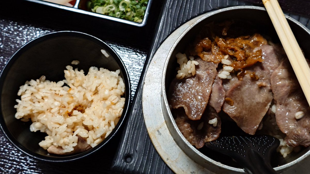釜寅で牛たん釜飯注文した。
想像以上に麦飯びっしりで満足。