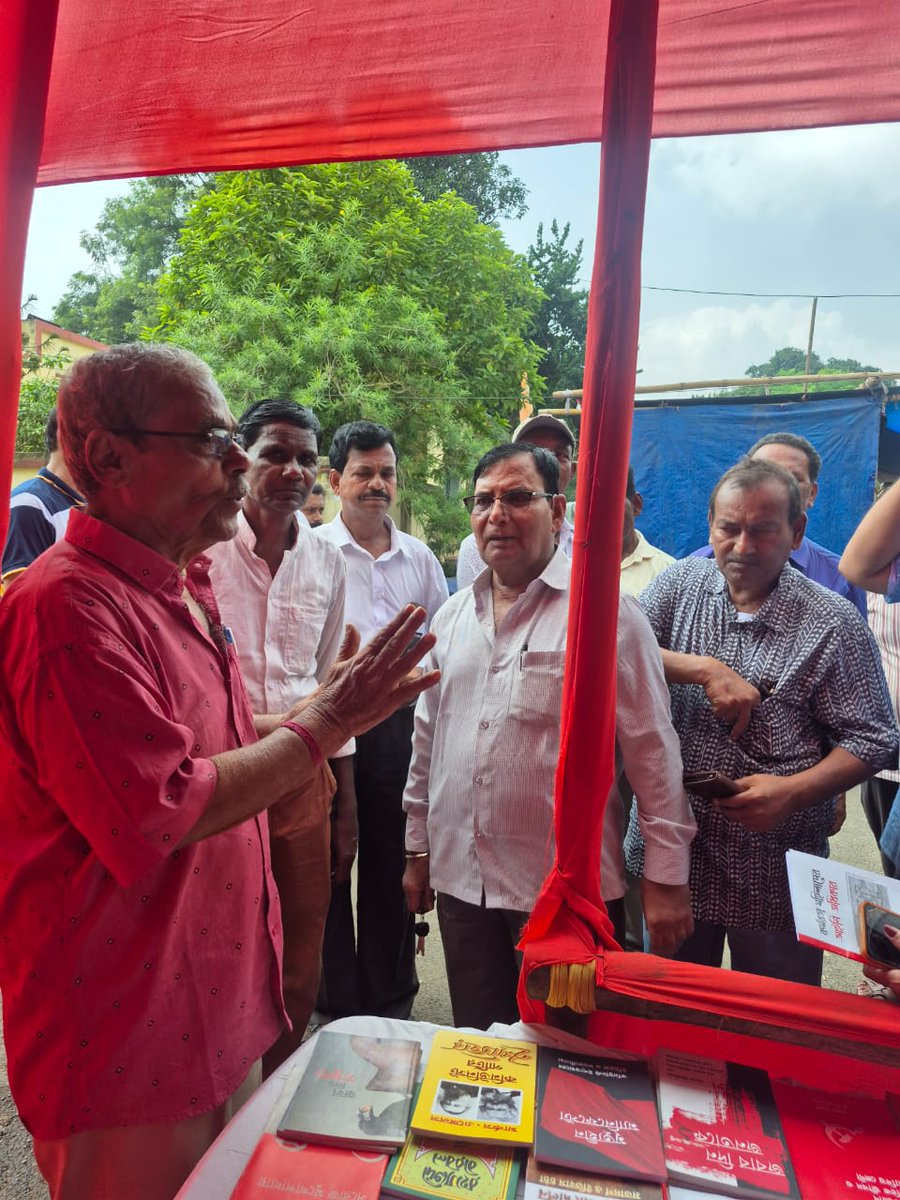 কুলটি ২ নম্বর এরিয়া কমিটির উদ্যোগে ঐতিহ্যশালী কুলটি মেলাতে আজ শারদ উৎসবে প্রগতিশীল বুকস্টল উদ্বোধন হয়।
#CPIM #cpimpaschimbardhaman #bookstall25