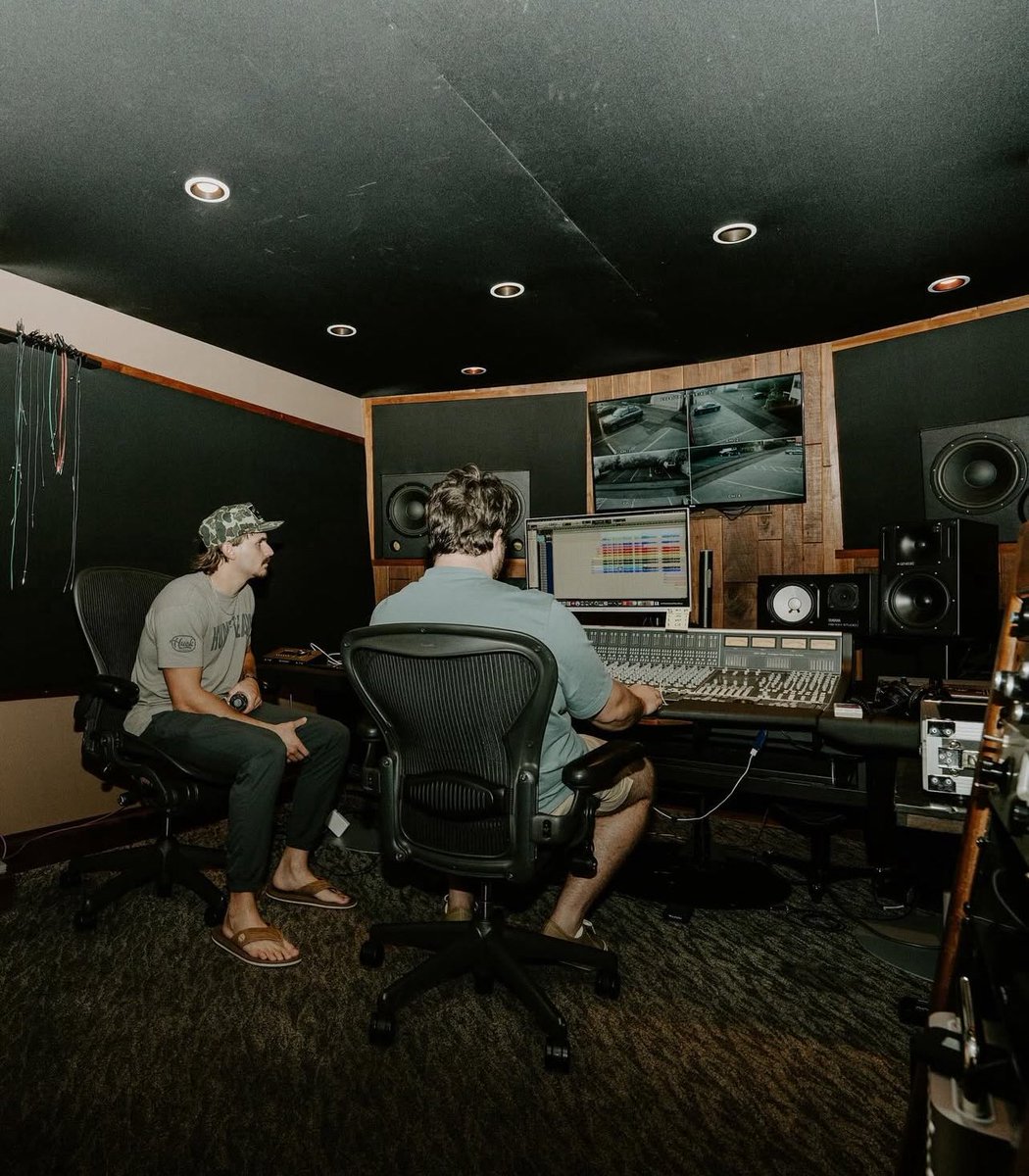 juxtucker's tweet photo. Studio https://t.co/i1XOLjoRDZ