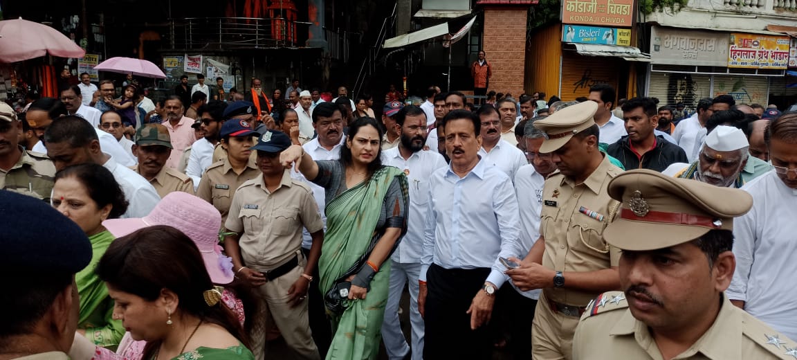 InfoNashik's tweet photo. #नाशिक 
अतिवृष्टीमुळे बाधित शेतकरी व नागरिकांना मदतीसाठी शासन तत्पर, मदतकार्य सुरू
:मंत्री @girishdmahajan
मंत्री महाजन यांनी गोदावरी परिसरात केली पूरपाहणी
#Nashik #floodcontrol #disaster_management
@jalaj1987 
@my_nmc 
@MahaDGIPR 
@WeAreNashik 
👇
https://t.co/pbkhzZ7CfP https://t.co/zFOHCwTxj4