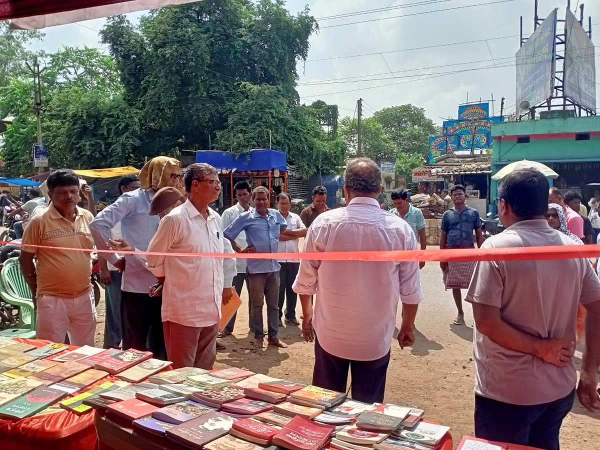 আজ খাসকেন্দা মোড়ে প্রগতিশীল সাহিত্য ও পুস্তক বিক্রয় কেন্দ্রের উদ্বোধন হয়।
#CPIM #cpimpaschimbardhaman #bookstall25