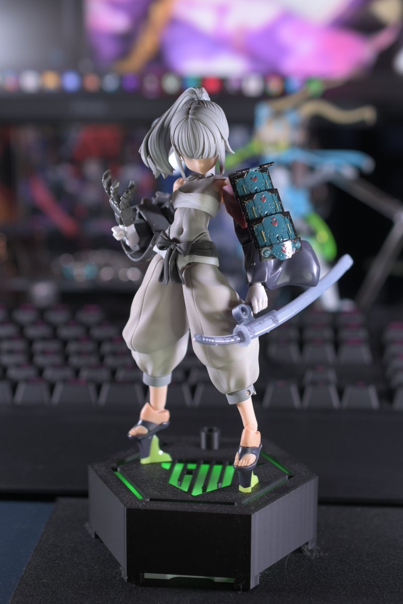 あまりごちゃごちゃさせたくないのでできるだけ最小限でそれっぽく

あとは腕の長さと胸当て、刀の収め方決めれば表面処理して塗装だね＾＾