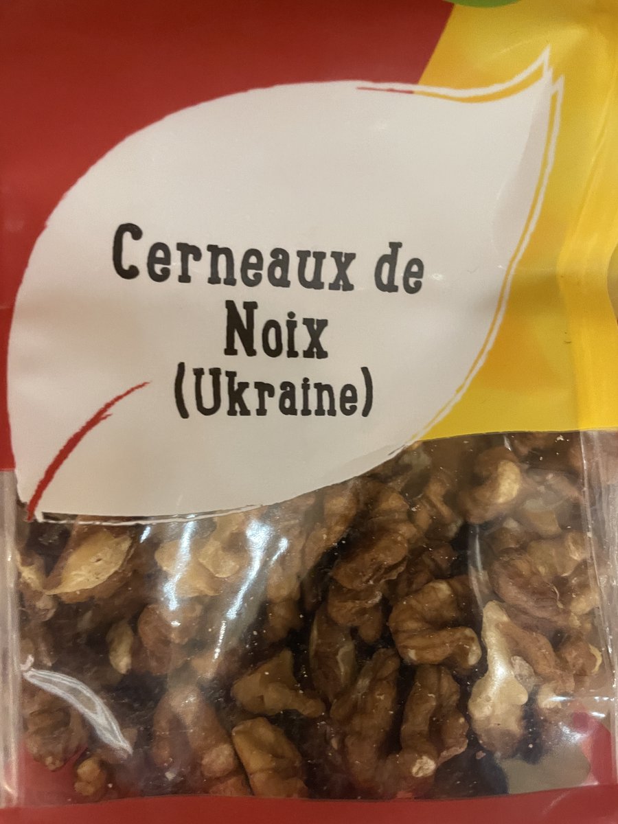 On a des bonnes noix en France (Grenoble, Périgord) et on en importe d'Ukraine, pays en guerre !
On voit de plus en plus de produits ukrainiens en France (par ex. poulet, blé, graines de courge et de tournesol) et pendant ce temps la #désagriculturation est en marche en France.