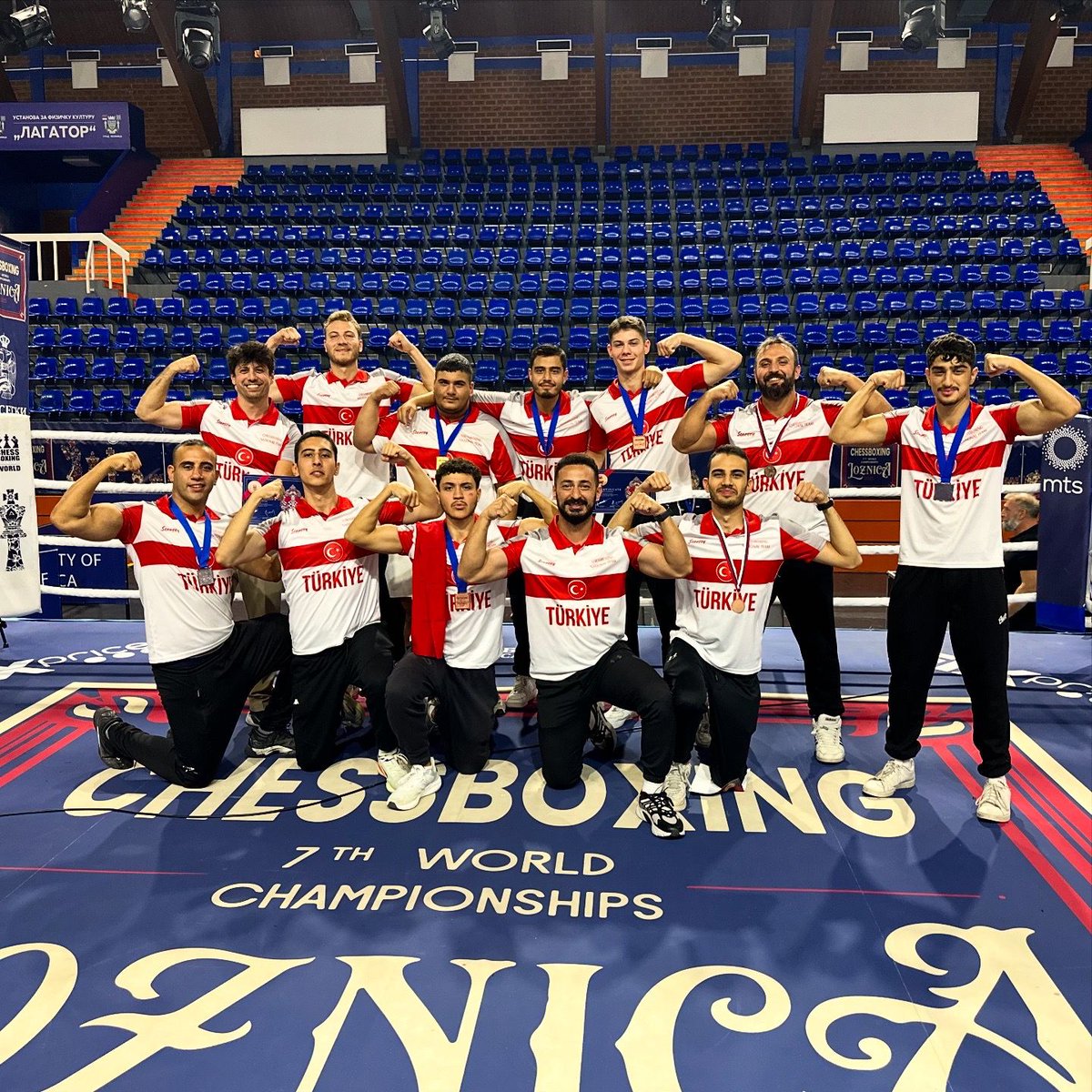 kimbuatkafalari's tweet image. 7. Dünya Chessboxing Şampiyonası&apos;nda yer alan milli takımımızı yine tüm kalbimizle destekledik.🥳 Öncelikle Milli Takımımızı tebrik eder, grubumuzun kurucularından biri olan Berk Şehirli&apos;yi aldığı 3.lük madalyası için kocaman tebrik ederiz.🤍🥰🙏🏽

#chessboard 
#Boxing 
#Champions
