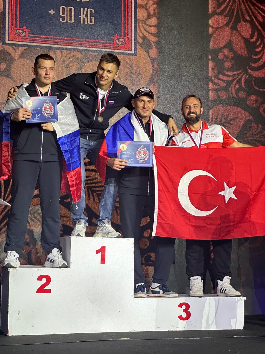 kimbuatkafalari's tweet image. 7. Dünya Chessboxing Şampiyonası&apos;nda yer alan milli takımımızı yine tüm kalbimizle destekledik.🥳 Öncelikle Milli Takımımızı tebrik eder, grubumuzun kurucularından biri olan Berk Şehirli&apos;yi aldığı 3.lük madalyası için kocaman tebrik ederiz.🤍🥰🙏🏽

#chessboard 
#Boxing 
#Champions