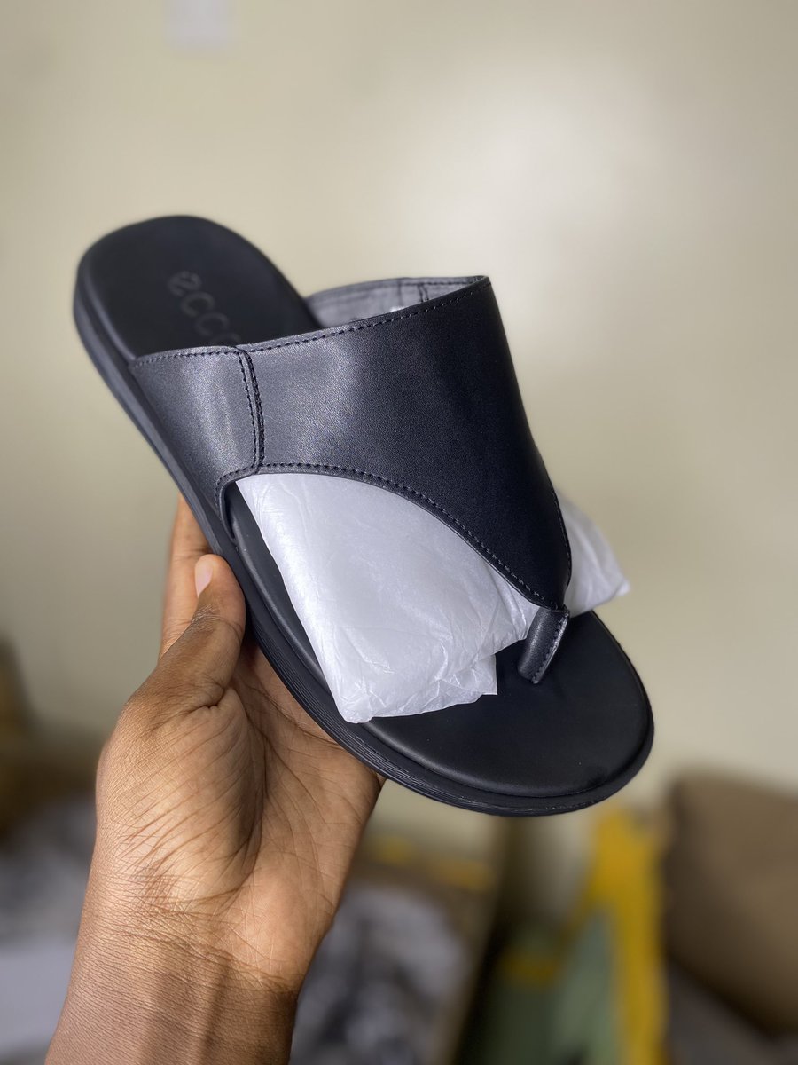 Men’s open shoes are available in sizes 40-46 at only 90,000/= .
Watsap or call +256706511039
We deliver.❤️