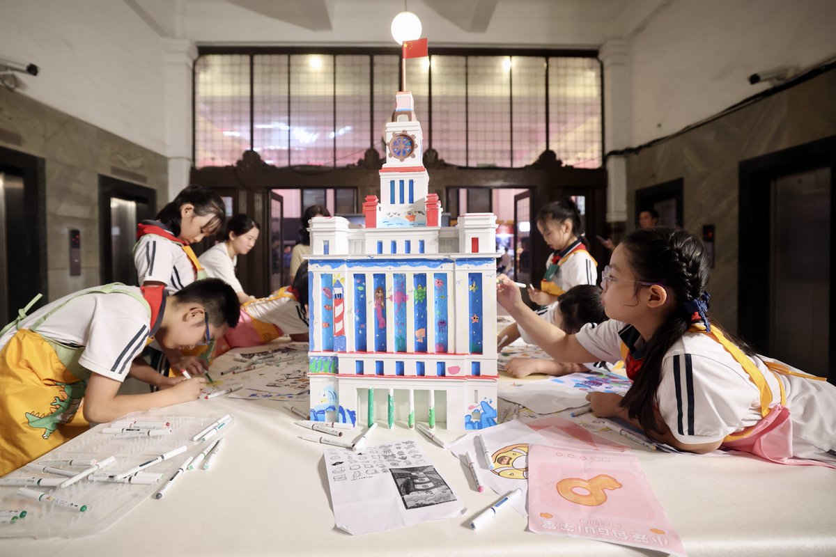 shanghai490528's tweet photo. The 2025 Shanghai Urban Space Art Season (#SUSAS) officially opened yesterday at the iconic #Shanghai Customs House, located on the #Bund.
For the next 2 months, you can reserve your spot to explore this historic building, experience the #exhibition, and get a rare glimpse inside https://t.co/nMtBMWw8c7
