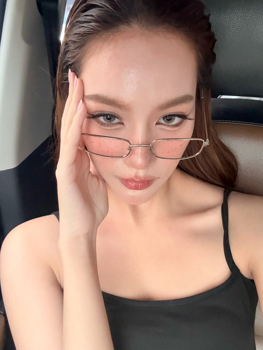 phinyanech's tweet photo. หรือว่าจะ แว่นไปนู่นไป 😎 #TKphinyanech #DangerousQueenTheSeries #คนโปรดของควีน https://t.co/cymRtcobXT