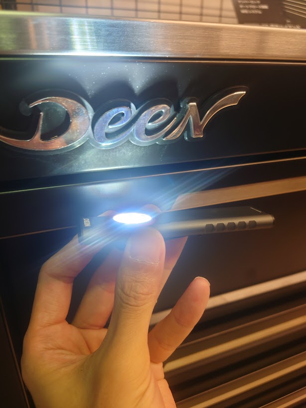 FG_NAMBA's tweet image. 今年より本格的に取り扱いを始めた #NEBO のツールより「スリムミニ充電式ポケットライト」、このコンパクトさ、薄さ、秋の夜長にいかがでしょうか！
#ファクトリーギア