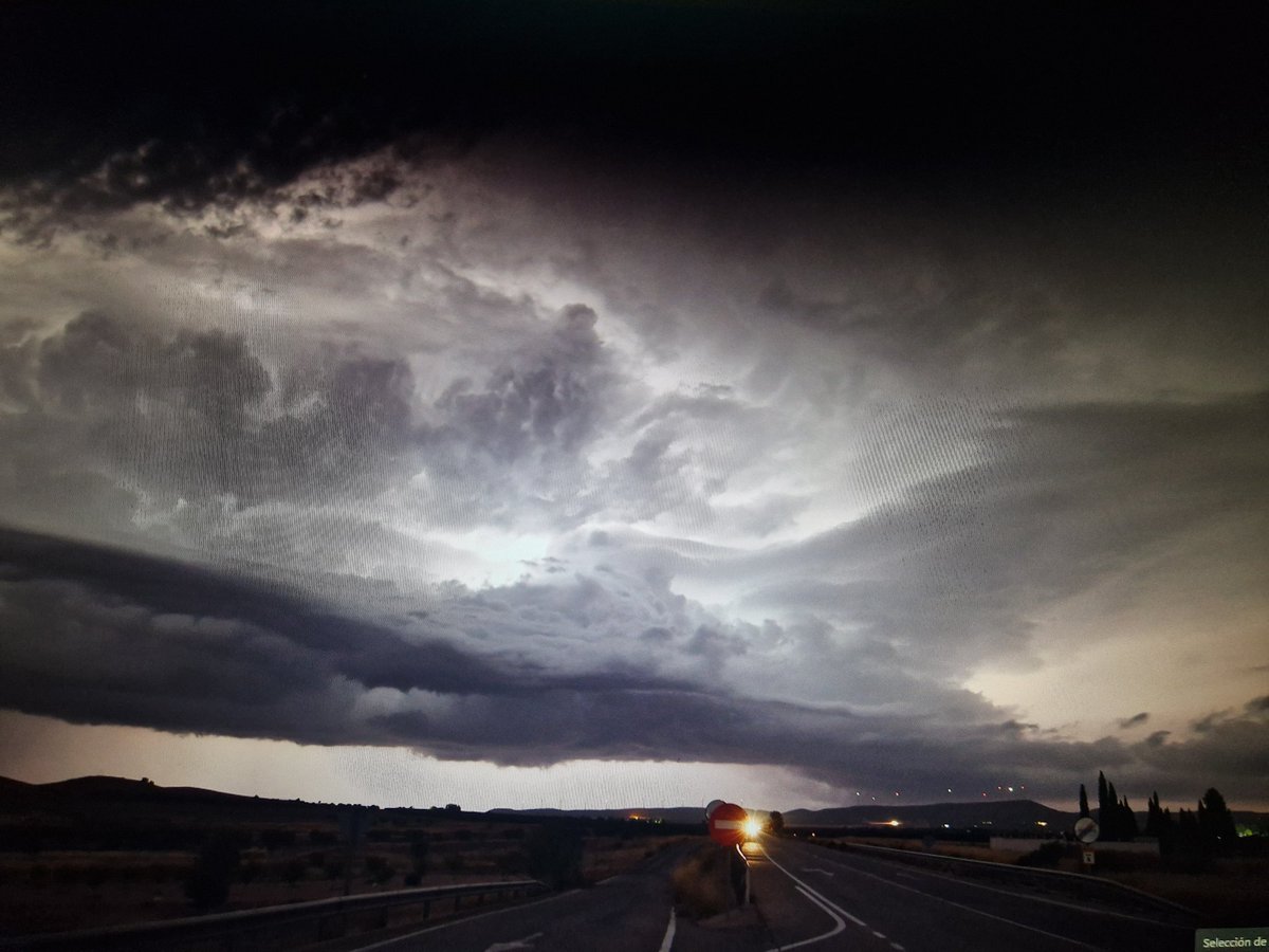 josestormchaser's tweet photo. Lo de ayer es de otras latitudes y países. De lo mas alucinante e inenarrable he cazado jamás.
1° Sp de inicio bajando para #Almansa derivando en un sistema de tormentas enorme en #LineadeTurbonada en #selfcloud y generando una probable 2° #Supercelula masiva y delante de noche🤤 https://t.co/MBMidR3OkU