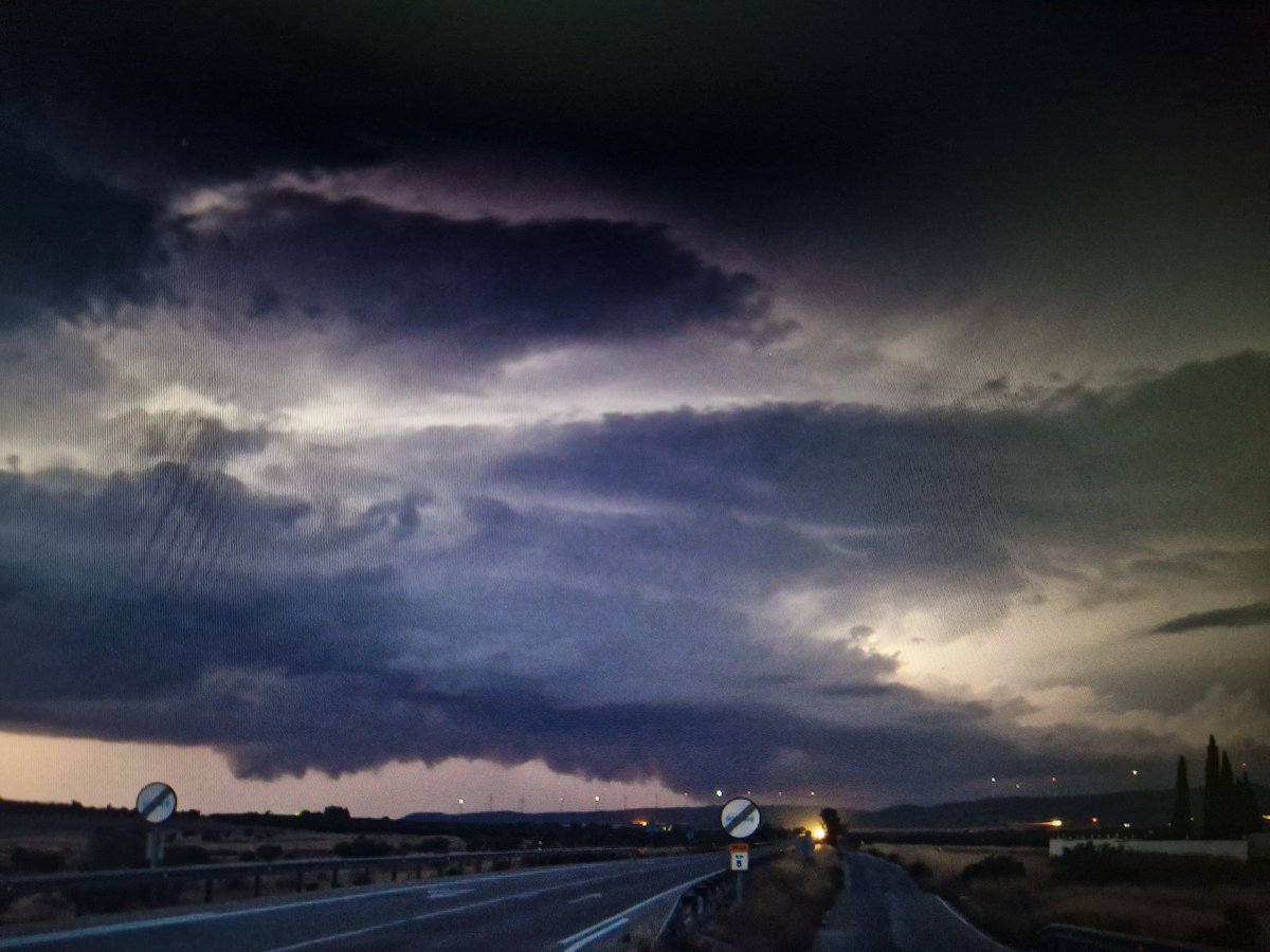 josestormchaser's tweet photo. Lo de ayer es de otras latitudes y países. De lo mas alucinante e inenarrable he cazado jamás.
1° Sp de inicio bajando para #Almansa derivando en un sistema de tormentas enorme en #LineadeTurbonada en #selfcloud y generando una probable 2° #Supercelula masiva y delante de noche🤤 https://t.co/MBMidR3OkU
