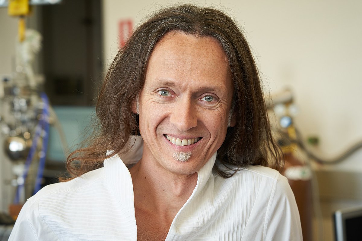 QUANTUMunivie's tweet image. 🎙️🐈 We would like to invite you to a #GuestTalk by Andrea Morello!

ℹ️ Christian Doppler Lecture Hall (Boltzmanngasse 5, 1090 Vienna), 1 October 2025 at 2:00 p.m. CET

&quot;Schrödinger cat in a silicon box: quantum information and quantum foundations&quot;

 #ScienceEvent #QuantumPhysics