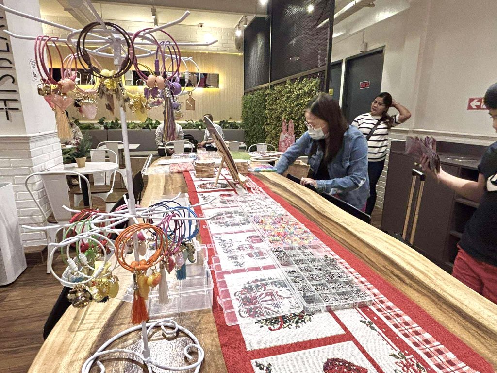 PangkatShuveeWW's tweet image. Getting ready and counting down the hours to our SHUKLA SURF WATCH PARTY! Nothing beats watching together and sharing good vibes. See you later, Surf fam, it’s going to be a blast!

SHUKLA SURF WATCH PARTY