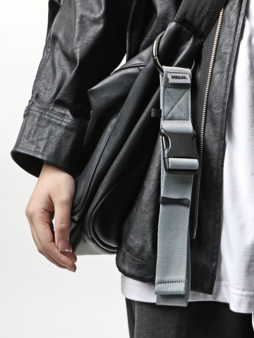 iknowsliber's tweet image. 브랜드제품. 드디어 찾음
내가 산 거 보다 20배는 튼튼해보이고
컬러가 22개임
절대 아우터를 흘리지 않겠단 기개가 느껴짐

진작 알았으면 이거 샀음
사유 : 버클 조임이 자주 헐거워져서 옷 하나 바닥에 흘려 분실함

musinsa.com/curator/goods/…
깔별로사러감

(링크를 통한 수익의 일부를 지급받아요)