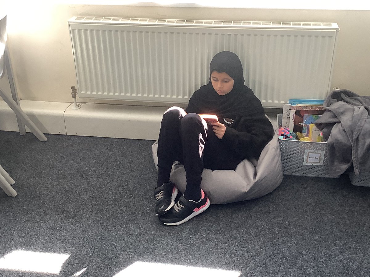 ReinwoodJuniors's tweet image. We are enjoying our DEAR (Drop Everything And Read) time today. 

#RJS6S #RJSReading #RJSEnglish