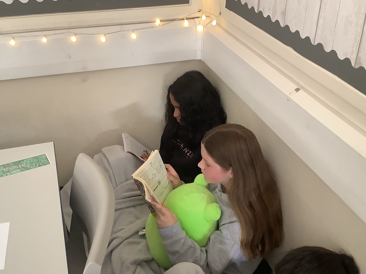 ReinwoodJuniors's tweet image. We are enjoying our DEAR (Drop Everything And Read) time today. 

#RJS6S #RJSReading #RJSEnglish