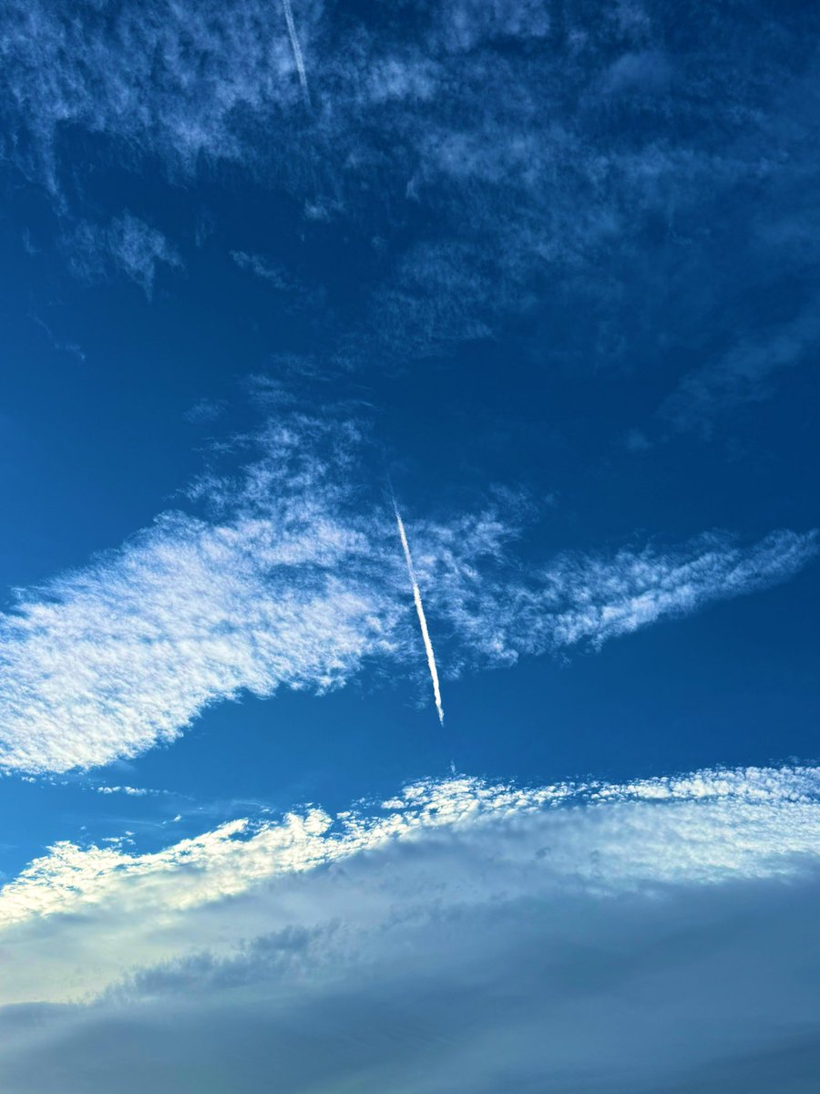 fulltouchi's tweet image. 今日も一日お疲れ様でした☺︎
#飛行機雲
#vapor trail