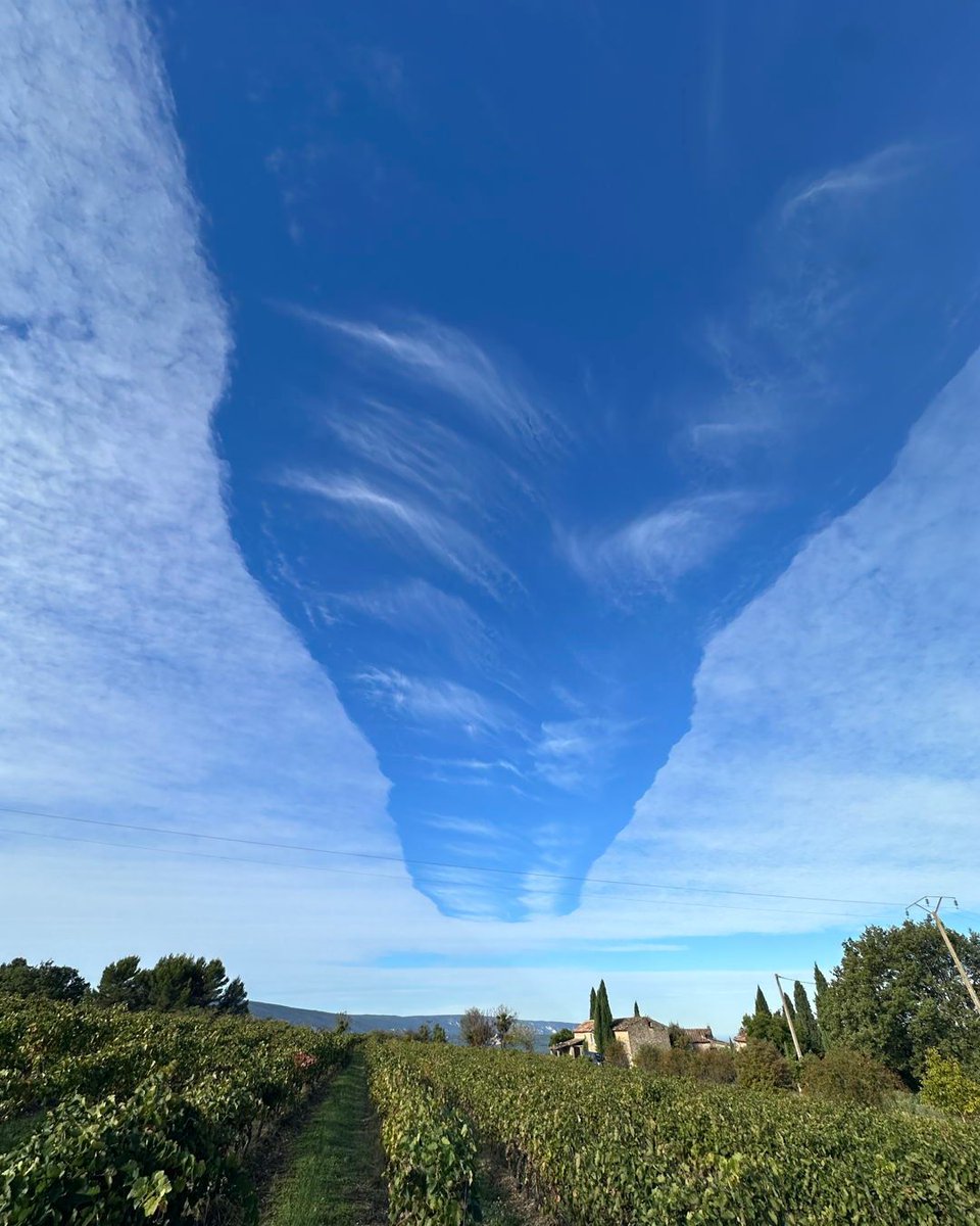 😲 Mystérieux et saisissant nuage photographié à Bonnieux, en Provence. On peut y voir un vaste trou au cœur de la couche nuageuse, un phénomène rare appelé “cavum”.