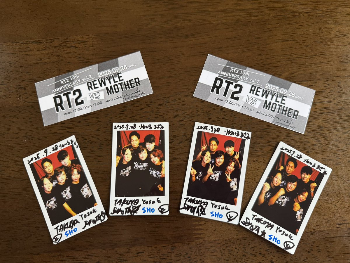 Seiya_gorilla's tweet photo. RT2 VS REWYLE MOTHER ツーマンLIVE inBAR ASIA
2024.5.4ぶりのりわいる🩷
せいやさん不在だけど愛知から来ちゃったー
今回ももちろん旦那と←
めっちゃ楽しかったし定期的にライブをしてほしい🙏
全盛期の時代を生きたかった!!
音友のサインも見れて良かった〜
#BARASIA
#REWYLEMOTHER
#RT2 https://t.co/aoHJDy5elG