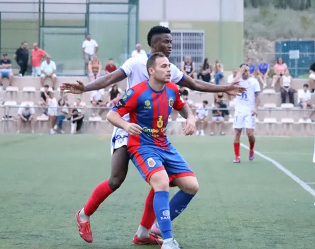 3º RFEF

Joaquín Parra causa baja en la SFC Minerva. El atacante recibía la noticia en la mañana de hoy a través de llamada telefónica y espera nuevos retos. Mucha potencia y trabajo fuera - dentro
