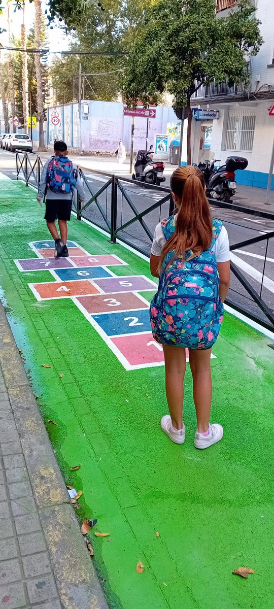 VlcMobilitat's tweet image. 🚸#MobilitatVLC recupera 81 m2 d'espai per als vianants a les portes dels col·legis Nuestra Señora de los Desamparados, #Natzaret, i Som Escola, situada en #Soternes.

També millora la seguretat viària en l'entorn del CEIP Humanista Mariner, #Safranar.

🔗valencia.es/val/actualitat…