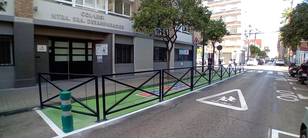 VlcMobilitat's tweet image. 🚸#MobilitatVLC recupera 81 m2 d'espai per als vianants a les portes dels col·legis Nuestra Señora de los Desamparados, #Natzaret, i Som Escola, situada en #Soternes.

També millora la seguretat viària en l'entorn del CEIP Humanista Mariner, #Safranar.

🔗valencia.es/val/actualitat…