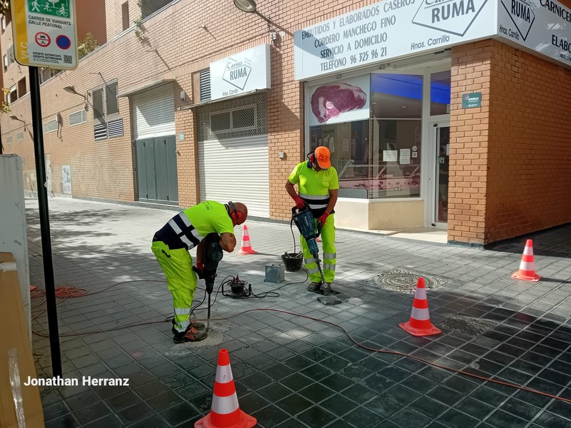 VlcMobilitat's tweet image. 🚸#MobilitatVLC recupera 81 m2 d'espai per als vianants a les portes dels col·legis Nuestra Señora de los Desamparados, #Natzaret, i Som Escola, situada en #Soternes.

També millora la seguretat viària en l'entorn del CEIP Humanista Mariner, #Safranar.

🔗valencia.es/val/actualitat…