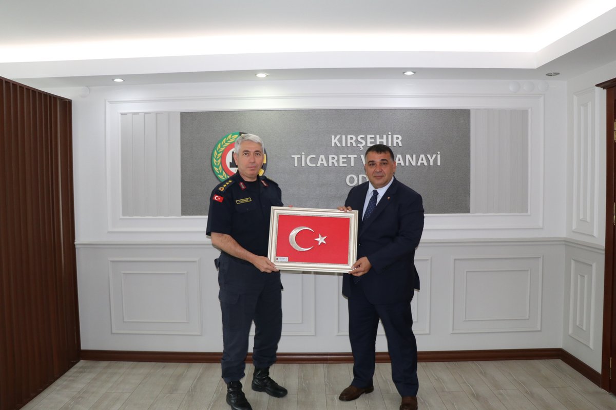Kırşehir İl Jandarma Alay Komutanı J. Kd. Albay Ahmet Yıldırım, odamızı ziyaret ederek Başkanımız Mustafa Yılmaz ile bir araya geldi.
Ziyaret kapsamında J. Kd. Albay Ahmet Yıldırım, Başkanımız Mustafa Yılmaz’a hediye takdim etti. Ziyaretleri ve hediyeleri için teşekkür ederiz.