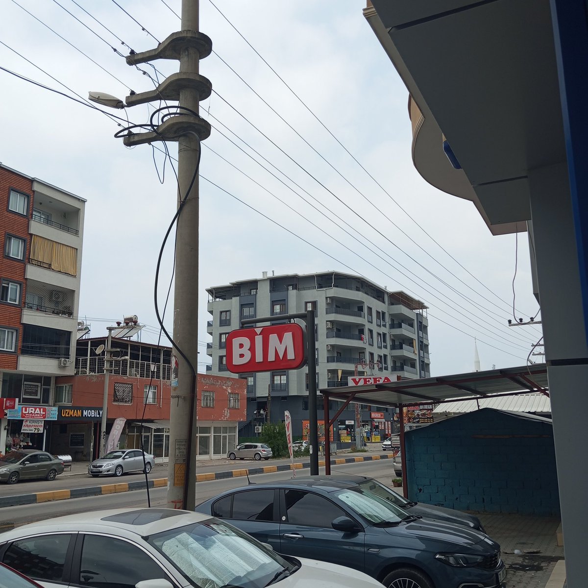 Arada BİM'e gidip sosyalleşiyorum