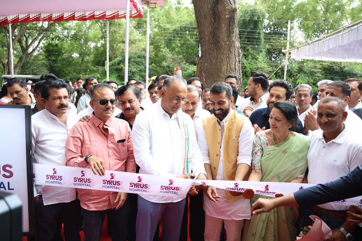 GowdaMantar's tweet image. ಕುಶಾಲನಗರದಲ್ಲಿ ನೂತನವಾಗಿ ಪ್ರಾರಂಭಿಸಿರುವ ಸೈರಸ್ ಹಾಸ್ಪಿಟಲ್ ನ್ನು ಕರ್ನಾಟಕ ರಾಜ್ಯ ಸರ್ಕಾರದ ಮಾನ್ಯ ಆರೋಗ್ಯ ಮತ್ತು ಕುಟುಂಬ ಕಲ್ಯಾಣ ಇಲಾಖೆ ಸಚಿವರಾದ ಶ್ರೀ ದಿನೇಶ್ ಗುಂಡೂರಾವ್ @dineshgrao ರವರೊಂದಿಗೆ ಉದ್ಘಾಟಿಸಿ ಶುಭಹಾರೈಸಲಾಯಿತು.

#kushalnagar #madikeri #healthcard #coorg