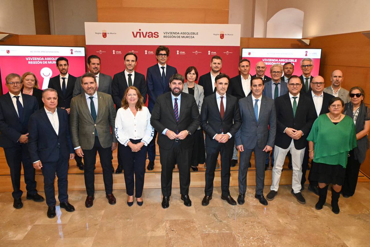 Presentamos el nuevo modelo de Vivienda Asequible de la #RegióndeMurcia.

Un decreto ley de medidas urgentes que nace del diálogo, con medidas pioneras en nuestro país.

Desde el Gobierno <a href="/regiondemurcia/">Gobierno de la Región de Murcia</a> damos respuesta a las necesidades de acceso al hogar de jóvenes y familias.