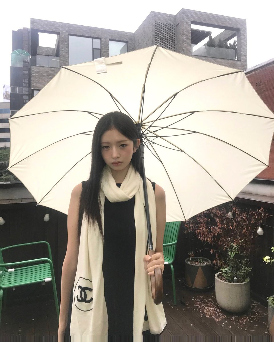 IVENAOlREl's tweet photo. the love-hate relationship i have with rain. https://t.co/qnJXnuKkUd
