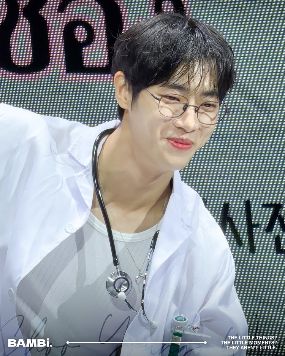 bambi_za's tweet photo. [📔] งานมีตน้องยองอู

อยากจดเก็บไว้เหมือนเดิม ว่าเมื่อวันที่ 28 กันยายน 2025 ฉันไปดูน้องยองอูร้องเล่นเต้นโชว์ที่ไอค่อนสยามมาล่ะ ถึงแม้จะเป็นงานที่ผู้จัดทำงานได้ห่วยแตกที่สุดในชีวิต แต่น้องยองอูในวันงานก็ยังน่ารักหล่อเหลาเปล่งประกายแบบไม่มีอะไรมากลบได้เลยสักนิดเดียวเหมือนกัน

ตอนที่ถ่ายกรุ๊ปโฟโต้ ได้นั่งข้างหน้าน้องยองอูเป้ะเลย อารมณ์เหมือนวันที่มีนัดถ่ายภาพครอบครัวแล้วเจ้าน้องชายไฟลท์ดีเลย์มาถึงคนสุดท้าย มาถึงยืนข้างหลังแล้วตากล้องก็กดถ่าย อะไรแบบนั้น 

แต่ว่า!!! ตอนที่ถ่ายเสร็จ จังหวะที่ลุกขึ้น มันเป็นจังหวะแบบทุกคนหันไปบ๊ายบายน้องอะ ฉันก็เลยเอาบ้าง แต่พอหันไป มันเป็นจังหวะสบตาพอดี คือเพราะน้องยืนอยู่ข้างหลังด้วยมั้ง พอเราหันไปมองมันก็เลยได้มองตาน้องแบบ มองจริงๆ แบบเป้ะเลย เพราะน้องก็มองกลับมา แล้วน้องก็ยิ้ม เราก็หัวเราะ เพราะต่างคนต่างก็ตกใจ เราก็ยกมือบ๊ายบาย น้องก็ยกมือบ๊ายบายแล้วก้มหัวให้ ใจฉันอยู่ในอกฉันมาตลอดทั้งชีวิต แต่มันไม่เคยเป็นของฉันเลยที่แท้ 

ตอนที่พี่จีฮุนเขาให้สัมภาษณ์ว่าน้องยองอูน่ารักจนแทบจะบ้าตาย ฉันตระหนักรู้ถึงความหมายทั้งหมดในประโยคเหล่านั้นทุกคำ 

น้องยองอูน่ารักมากๆ ตัวจริงแบบใกล้ๆ แบบไม่ถึงหนึ่งช่วงแขนด้วยซ้ำ มันเป็นจังหวะครึ่งก้าวด้วยซ้ำ เพราะน้องน่าจะยืนใกล้เก้าอี้พอสมควรเพื่อให้เรียงแถวกับทุกคนด้วย คือน่ารักมากๆ ตัวจริงหล่อมากๆๆๆๆ เป็นคนแรกเลยมั้งที่เพื่อนถามว่าเขาตัวจริงเป็นยังไง แล้วฉันไม่ได้ตอบว่าเหมือนในรูป เพราะในรูปที่ทุกคนมองว่าหล่อแล้วน่ารักแล้ว ตัวจริงของน้องยองอูคูณล้านเข้าไปได้เลย 

ภาพของน้องที่มองกลับมา และโบกมือยิ้มให้ แล้วก็ได้สบตากัน มันยังติดอยู่ในหัวอยู่เลย และจะติดไปตลอดกาลแน่นอน ขากลับออกมาพูดอะไรไม่ออก ใจนึงก็ตื่นเต้น อีกใจนึงก็ห่อเหี่ยวว่าทำไมคนที่ตั้งใจทำงานขนาดนี้ แสนดีขนาดนี้แบบน้อง ต้องมาเจอผู้จัดที่ทำอะไรก็ไม่รู้แบบนี้ด้วยนะ 

น้องยองอูเป็นคนที่ตั้งใจในการทำงานมากๆ งานวันที่ 28 สุดยอดมาก จริงๆน้องสุดยอดมาตั้งแต่วันงานแถลงข่าว เพราะวันแถลงข่าวฝนตก การจัดการของผู้จัดก็แย่มาก ได้แถลงจริงตอนที่ควรจะต้องเลิกงานแล้ว แต่คือเราเลิกช้าไม่เท่าไหร่ แต่น้องนั่งเครื่องมาถึง ต้องเลิกช้าอีก สงสารน้องสุดๆ 

แต่ในมีตสนุกมาก น้องยองอูมานเปนคนตลกธรรมชาติจีงด้วย คือรีแอคชั่นของน้องน่ารักน่าเอ็นดูมากๆ แล้วมีอินเทอแรคกับคุณพิธีกร(พี่อ๋อง) อยู่ตลอด แล้วเป็นคนโก๊ะจริง คือทั้งหมดที่ไปเห็นว่าสับสนทางเดินในงานแถลงข่าวต่างๆทั่วประเทศเกาหลี ไม่ได้เกิดขึ้นเพราะคำอธิบายไม่ชัดอะไรเลยนะ เพราะความโก๊ะของน้องล้วนๆ คือขนาดในมีตอะ พิธีกรถามคำถาม พี่ล่ามแปลให้ฟังในหู น้องก็ตอบคำถามแล้วด้วยซ้ำ แต่ลืมไรรู้ไหม ลืมว่าวางไมค์ไว้บนเก้าอี้ แล้วพอไม่ได้ยินเสียงตัวเองออกลำโพงก็รีบหมุนตัวหาใหญ่ว่าไมค์มันไปอยู่ตรงไหนนิ คือน่ารักมากๆๆๆๆ

อีกอย่างที่รู้สึกมาตั้งแต่วันที่ 27 (วันแถลงข่าว) คือรู้สึกว่าน้องยองอูเป็นเด็กที่คิดก่อนพูดทุกคำเลย ไม่เกี่ยวกับว่าคุณพิธีกรถามจบแล้ว แล้วต้องรอล่ามแปลนะ เพราะหลังจากล่ามแปลแล้ว น้องก็จะคิดคำตอบให้ดีก่อน แล้วค่อยพูดออกมา เรารู้สึกว่าน้องใส่ใจในสารที่ตัวเองจะสื่อออกไป และน้องใส่ใจในคำถามที่ถูกถามออกมามากๆ แม้แต่คำถามง่ายๆน้องก็ยังคิดก่อนว่าคำตอบไหนดีที่สุด คือน้องยองอูแสนดีมากๆ ;=; น่ารักมากๆเลยล่ะ

มางานมีตน้องยองอูคราวนี้ รู้สึกอิ่มเอมใจมากเลย (กับน้องยองอูนะ ไม่ใช่การจัดการของผู้จัด) ได้เจอพี่ๆน้องๆในทวิตเตอร์น่ารักๆอีกหลายคนเลย ได้คุยกัน ได้เล่นกัน ได้หวีดด้วยกัน ได้แซวนั่นแซวนี่ด้วยกัน ได้หัวเราะด้วยกัน ได้งอแงด้วยกัน มีความสุขมากๆๆๆๆๆๆๆๆ

น้องยองอูเก่งมากๆ น่ารักมากๆ หล่อมากๆ ตัวสูงมากๆ มีกล้ามแต่ลีนสุดๆ น้องผอมอะ ตอนน้องนั่ง ตัวน้องหดเหลือกระจุ๋งนุงเอง แต่พอยืนขึ้นมาคือนายแบบเลยนินาคนคนนี้สุดๆ 

น้องยองอูเป็นคนที่เล่นละครก็ได้ ร้องเพลงก็ได้ เต้นก็ได้ เอนเตอร์เทนคนดูก็ได้ แล้วน้องเลือกร้องเพลงมิวสิคัลที่นี่ แล้วก็ทำได้ดีมากๆ อยากเห็นน้องแสดงละครเวทีสักเรื่องเหมือนกันนะ ไม่ว่าจะทำอะไรก็ดูจะทำได้ดีหมดเลยอะเด็กคนนี้

หลังจากนี้ก็ขอให้น้องได้กินมะพร้าวอบแห้งที่ชอบอีกเยอะๆ ให้มีฤดูร้อนที่น้องชอบเกิดขึ้นในใจอีกนานๆ ขอให้น้องได้ว่ายน้ำในความสำเร็จมากมายที่กำลังจะเกิดขึ้นในอนาคตข้างหน้า และขอให้น้องได้มีความสุขกับการโคจรรอบจักรวาลแห่งชีวิต

เพราะเราก็มีความสุขเหมือนกันกับการโคจรรอบจักรวาลชีวิตที่ได้รู้จักเธอ

ความทรงจำทั้งหมดที่เกิดขึ้นพวกนี้ จะไม่มีวันลืมเลย มันคงจะได้ช่วยชีวิตเราไว้อีกหลายครั้งในอนาคต มันคงจะทำให้เราได้มองย้อนกลับมา และค้นพบว่ายังมีอะไรอีกมากมายก่ายกองให้เราได้ลองทำในชีวิตนี้ ขอให้วันหนึ่งน้องยองอูได้แสดงทุกบทบาทที่อยากแสดงนะ ทั้งหนังผีที่น้องยองอูอยากเล่น และตัวละครผู้หญิงที่น้องยองอูอยากเล่นด้วย ในวันนั้น เราเองก็ยังหวังว่าตัวเองจะได้อยู่เพื่อดูเธอในบทบาทเหล่านี้ ขอบคุณพระเจ้าสำหรับเธอนะ

ดีใจมากๆที่ตัดสินใจกดบัตรไปหา

และดีใจยิ่งกว่าที่ผู้ใหญ่สองคนที่เราตั้งใจพาไป เขารู้สึกดีมากๆกับเธอและพูดถึงแต่เธอในทางที่ดี

ขอบคุณนะน้องยองอูที่ตัดสินใจมาหากันที่ประเทศไทย ขอบคุณมากๆจริงๆ

แต่มีคนอีกกลุ่มนึงที่อยากขอบคุณด้วยเหมือนกันและอยากจดจำไว้เพราะทำให้รู้สึกซึ้งใจมากๆ คือขอบคุณพี่ชล ขอบคุณพี่โม ขอบคุณพลอย ขอบคุณน้องอายแฟนของพลอย และขอบคุณกลุ่มเพื่อนของน้องอายแฟนของพลอย ที่ไม่รู้จักน้องยองอูเลยด้วยซ้ำ แต่พอเราขอให้มาช่วยกดบัตรด้วยกันหน่อย ทุกคนก็ยังยินดีที่จะมารอช่วยกันกดบัตรในวันนั้น ตั้งแต่กดบัตรงานคอนงานมีตมาในชีวิตนี้ ไม่เคยกดบัตรงานคอนงานมีตไหนแล้วเฮฮาขนาดนี้มาก่อน คือเครียดก็ส่วนหนึ่ง ตื่นเต้นก็ส่วนหนึ่ง แต่ขำเยอะมาก ตลกมาก ขอบคุณมากๆจริงๆนะ

บัตรราคาเจ็ดพันกว่าบาททั้งสามใบที่ได้มา แบมบี้จะไม่มีวันลืมเลย รักสุดๆ ทั้งน้องยองอู ทั้งพี่ๆน้องๆเพื่อนๆที่ช่วยฉันกดบัตร ทั้งพี่ๆน้องๆเพื่อนๆที่มาติ่งด้วยกัน ทุกคนทำให้ชีวิตที่เงียบสงบของฉันสนุกสนานขึ้นมาก 

เฮ้อ น้องยองอูน่ารักจัง
ขอโทษที่ตอนแรกคิดว่ามะพร้าวอบแห้งที่น้องหมายถึงคือไอ้ที่เรากินกับเมี่ยงคำ

มีความสุขเยอะๆนะน้องยองอู
พี่แบมบี้ก็จะพยายามมีความสุขเยอะๆเหมือนกัน

เบิ้บบู 🫶💕

—