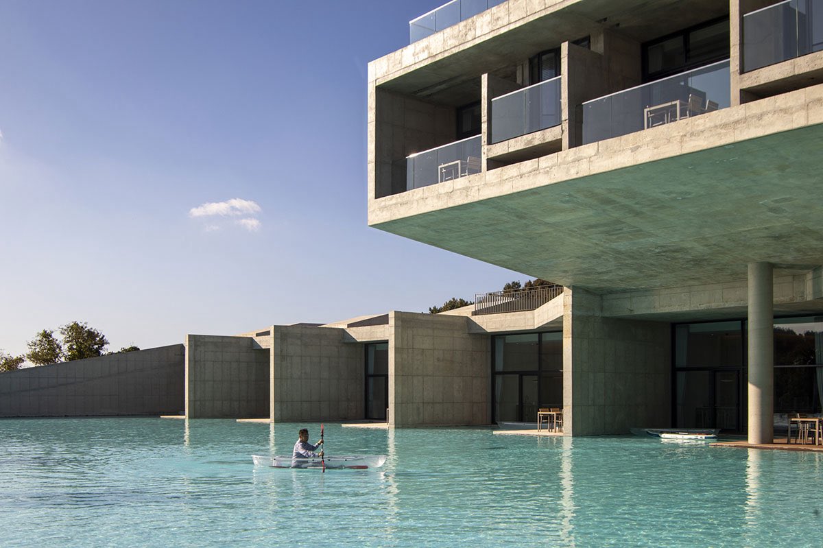 WACommunity's tweet image. Elystay Resort is a striking horizontal concrete volume amidst scenic rural farmland in South Korea: worldarchitecture.org/architecture-n… #southkorea #architecture