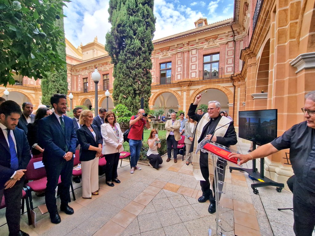 UCAM Universidad (@ucam) on Twitter photo ✝️💧 <a href="/ObispoCartagena/">Obispo de Cartagena</a> bendice el Claustro del Monasterio de Los Jerónimos en el acto central de la inauguración de su restauración. ✝️💧 <a href="/ObispoCartagena/">Obispo de Cartagena</a> bendice el Claustro del Monasterio de Los Jerónimos en el acto central de la inauguración de su restauración.