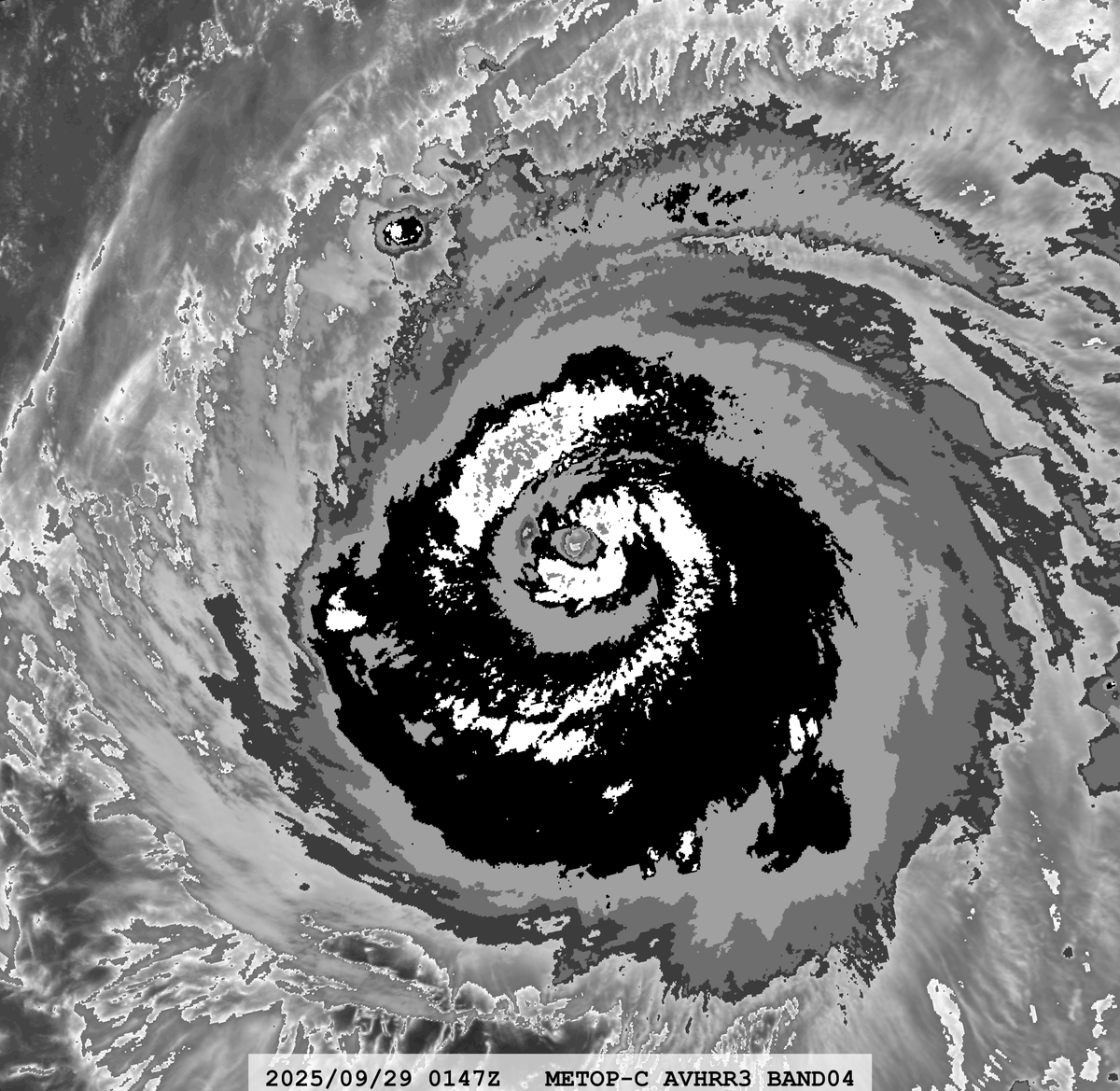 zeb199818's tweet photo. #08L Hurricane #HUMBERTO
Satellite: #METOPC #AVHRR3
Channel : B04 (10.8 ยตm) 1.1 km
Time : 2025/09/29 0147Z
Eye Temp : 14.16 ยฐC
Data Source : #EUMETSAT Data Store L1B
CPA : ~230 km https://t.co/e7igvCfS9d
