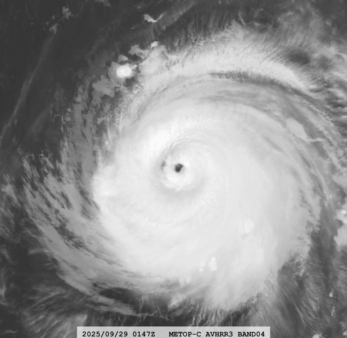 zeb199818's tweet photo. #08L Hurricane #HUMBERTO
Satellite: #METOPC #AVHRR3
Channel : B04 (10.8 ยตm) 1.1 km
Time : 2025/09/29 0147Z
Eye Temp : 14.16 ยฐC
Data Source : #EUMETSAT Data Store L1B
CPA : ~230 km https://t.co/e7igvCfS9d