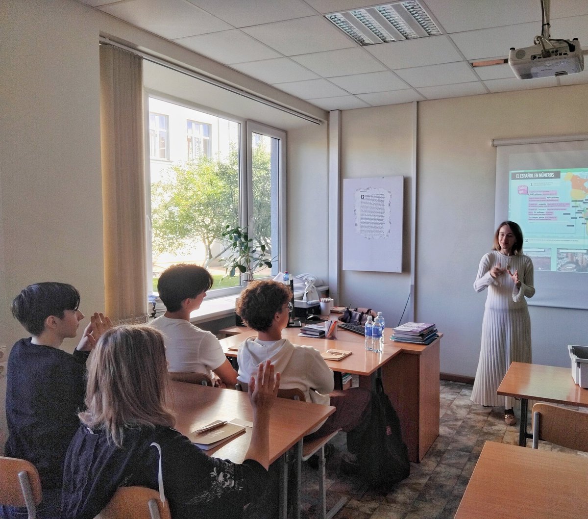Con motivo del #DíaEuropeodelasLenguas, la Embajada, junto con el Dpto. de Filología Hispánica (VU), participó en el evento del instituto “Vytis”, que tuvo como objetivo acercar a los alumnos al conocimiento de la diversidad lingüística de 🇪🇺.
<a href="/VU_LT/">Vilnius University</a> <a href="/AECID_es/">AECID</a> #español