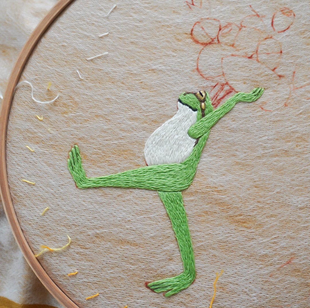 運ぶカエルさんを刺繍しました🐸
もたくさしてたら湿気で下書きが消えてきました🫥