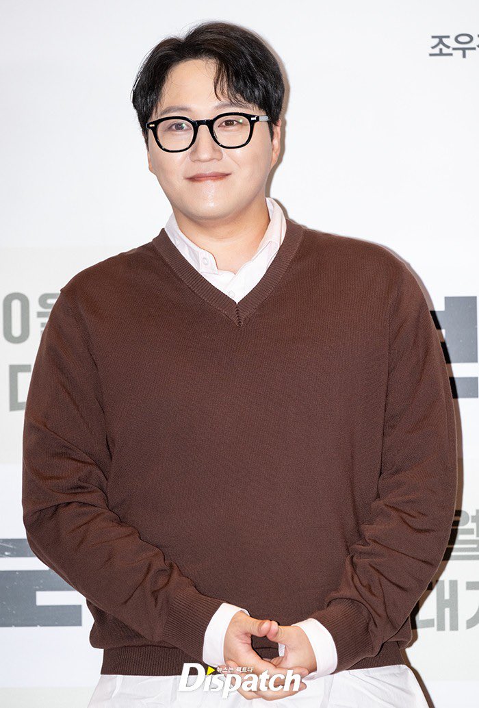 [현장포토] ＂미소를 머금고＂…김대명, 로맨틱 하트 (출처 : 네이버 연예) naver.me/FpPoQOOd