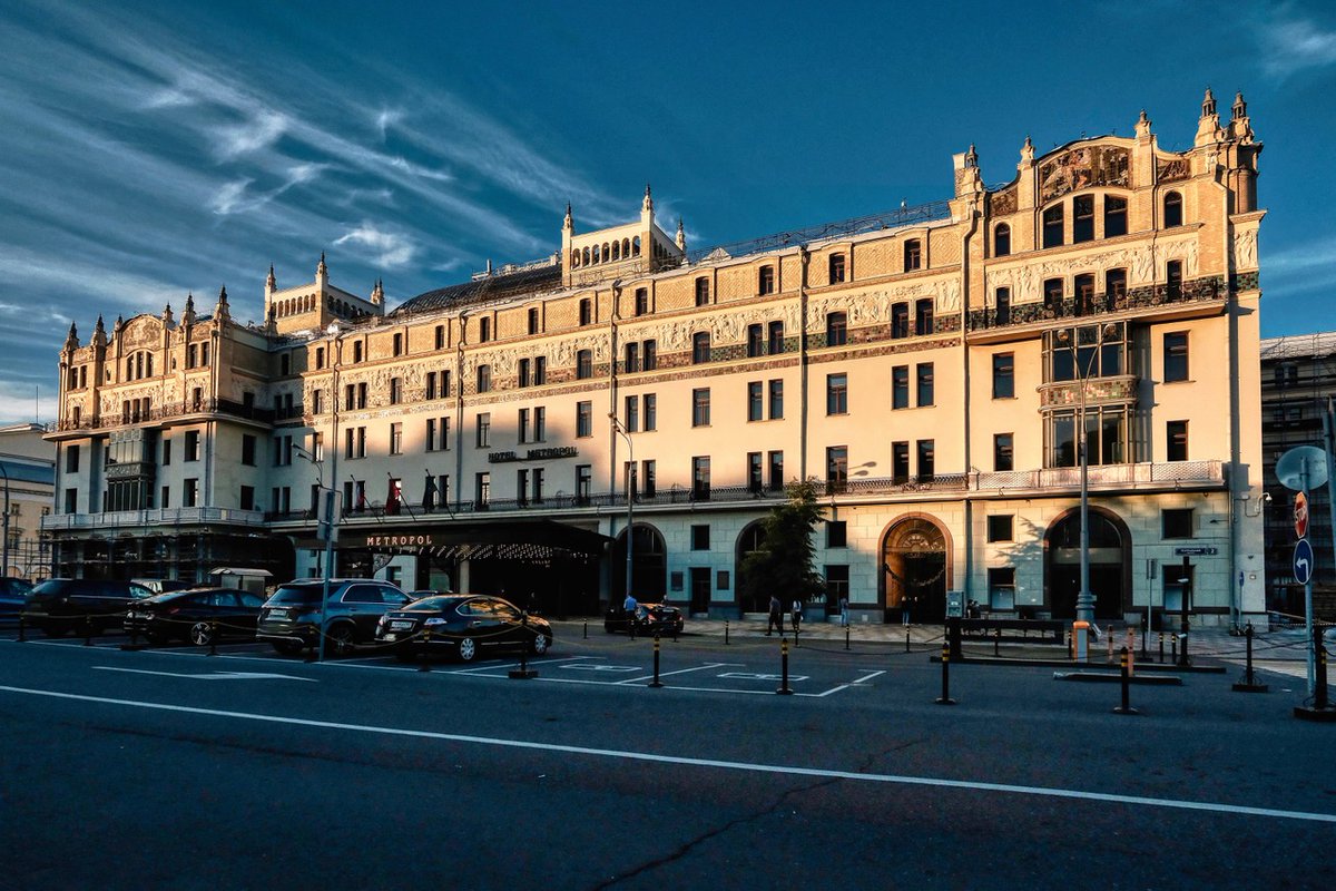 PEKHTography's tweet photo. A hotel that saw empires fall, revolutions rise, and Teslas park 🚗⚡ Time is the only VIP guest. #HistoryInLuxuryMode
#TimeTravelVibes #Architecture #Travel #Luxury #History #ArtNouveau #Moscow #Heritage #GoldenHour #Elegance #UrbanPoetry #LivingMemory https://t.co/pvOVN0PFbO