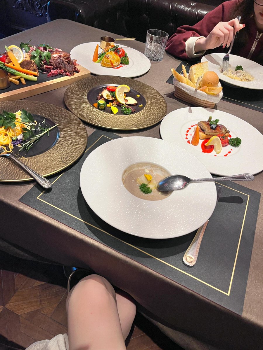 yappo_wcat's tweet image. 大好きな友達と一緒にディナーを楽しんでます🍴　一口ごとに幸せ感じる💛