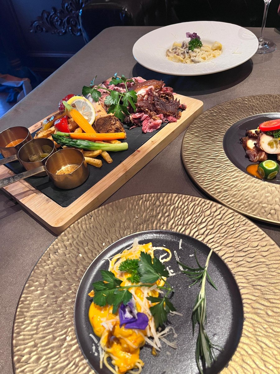 yappo_wcat's tweet image. 大好きな友達と一緒にディナーを楽しんでます🍴　一口ごとに幸せ感じる💛