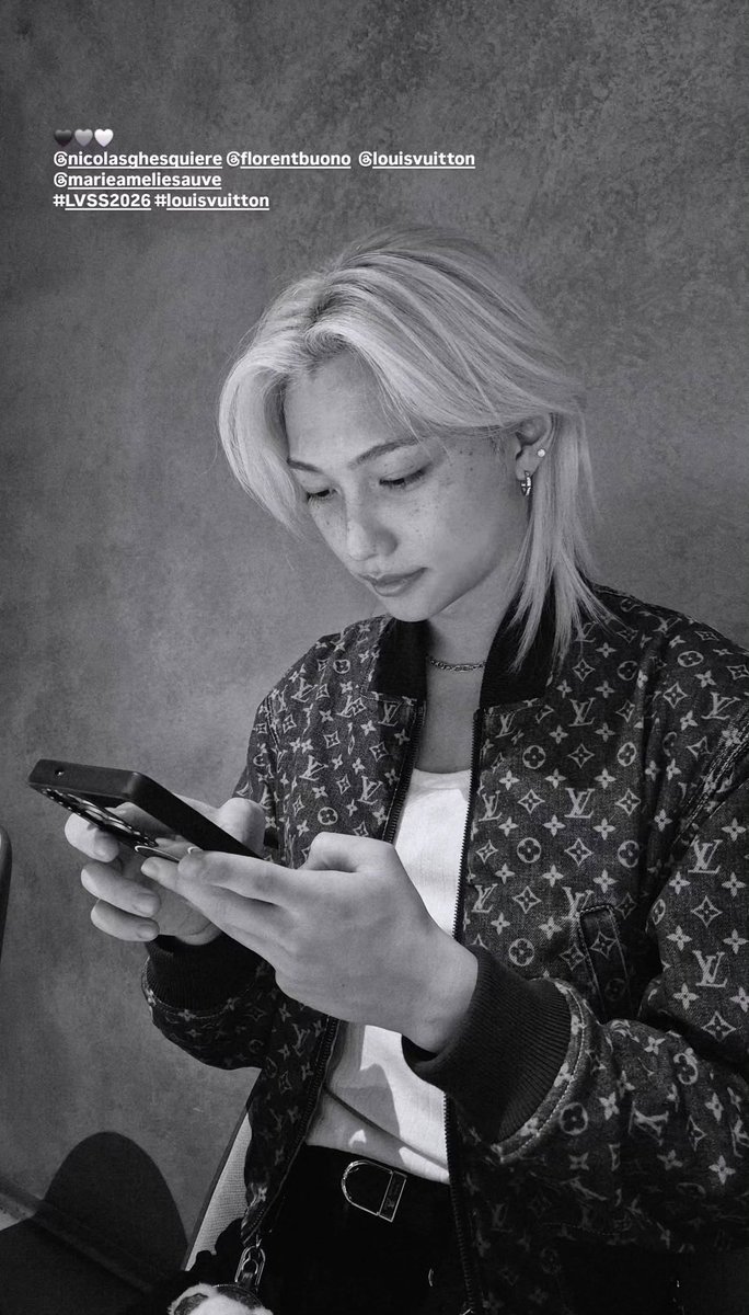 spearhyunnie's tweet image. felix instagram story update: 🖤🩶🤍
#FELIXxLouisVuittonPFW