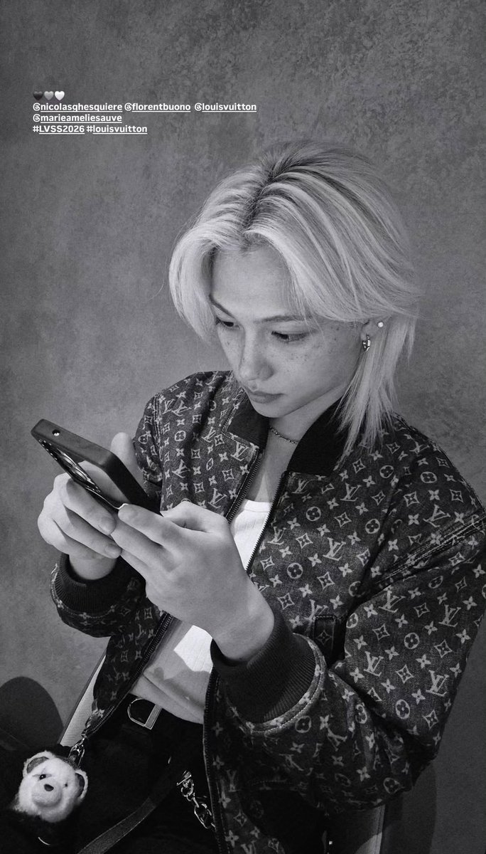 spearhyunnie's tweet image. felix instagram story update: 🖤🩶🤍
#FELIXxLouisVuittonPFW