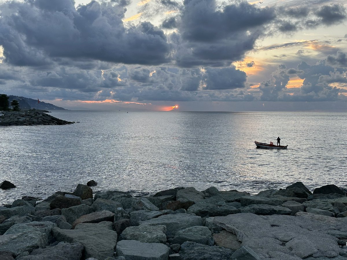 Güneş doğup batıyor, bulutlar yağıp toplanıyor, kayıklar açılıp dönüyor. Biz de bu manzaraya bakıp geçiyoruz.